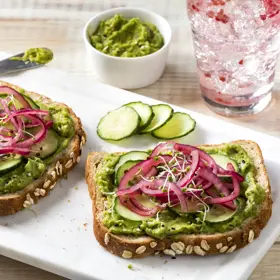 Simplot Harvest Fresh® Avocados Pasta para untar sabor aguacate con Everything Bagel, congelado, En uso