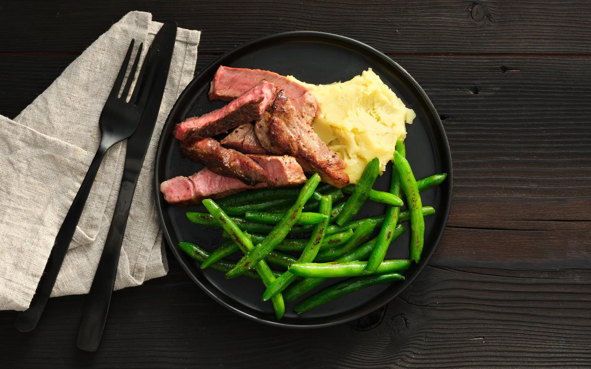 Garlic Butter Green Beans, Steak & Mash