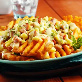 Simplot SeasonedCRISP® Delivery+® Deliciosas papas a la francesa corte lattice con sabrosa cobertura, con cáscara, Estilo