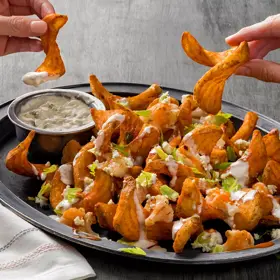 Simplot SIDEWINDERS™ Fries Papas a la francesa SIDEWINDERS™ corte original saborizadas con aderezo búfalo, con cáscara, En uso